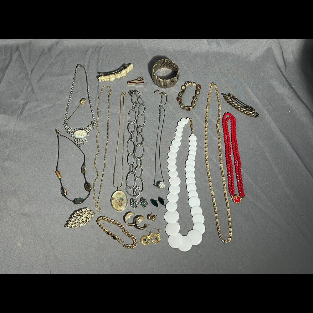 Vintage 26pc Estate Jewelry Necklace Bracelets Earrings Gavon Costume